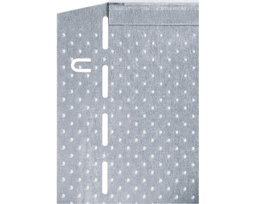 Vue détaillée d''une plaque perforée avec des fentes pour la fixation d''accessoires