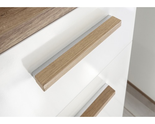 Gros plan d''une armoire blanche avec des poignées en bois.