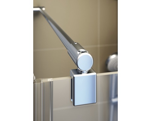 Détail d''une cabine de douche avec barre de stabilisation en métal