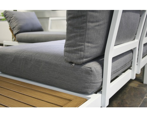 Detailansicht einer Gartenlounge mit grauen Polstern und weissem Rahmen
