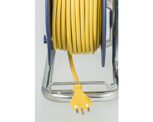 Kabeltrommel mit gelbem Verlängerungskabel und Stecker