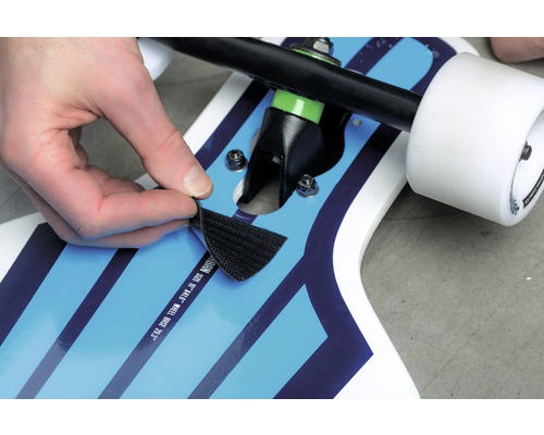 Detailansicht eines Skateboards mit Klettband zur Befestigung