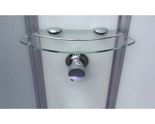 Étagère en verre avec robinetterie dans une douche