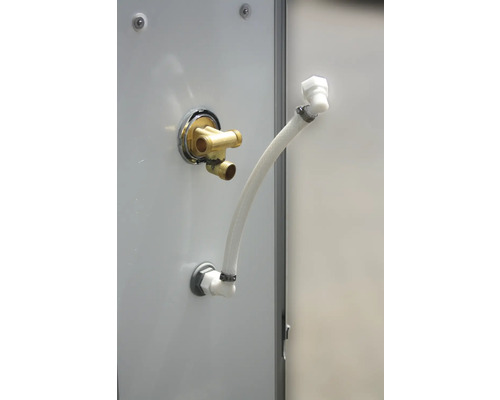 Raccordement d''eau et tuyau dans une douche