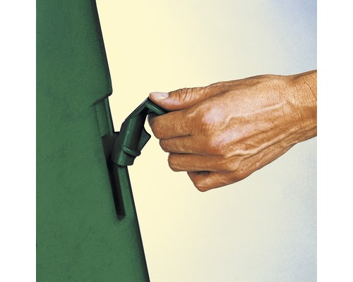 Main actionnant le fermoir d''un récupérateur d''eau de pluie