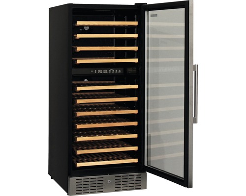 Offener Weinkühlschrank mit Holzregalen und digitaler Steuerung.