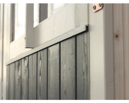 Vue détaillée d''un mur en bois avec cadre de fenêtre.