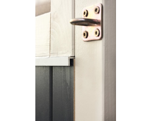 Vue détaillée d''un portillon de jardin avec verrou en métal