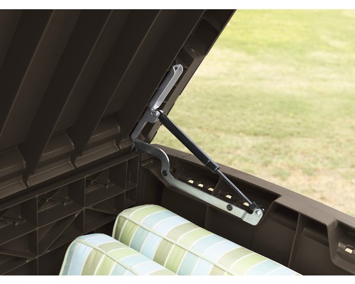 Detailansicht einer geöffneten, braunen Gartenbox mit Polstern und silberfarbenem Hebemechanismus