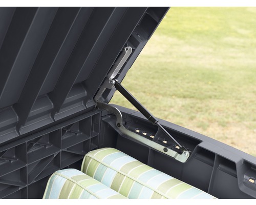 Detailansicht einer geöffneten Aufbewahrungsbox mit Gasdruckfeder und Kissen