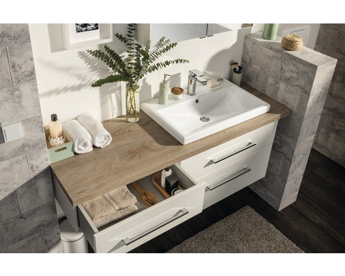 Badezimmer mit Waschtischunterschrank, Waschbecken, Armatur und Zubehör