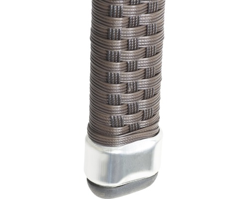 Vue détaillée d''un pied de chaise avec structure en rotin et base en métal