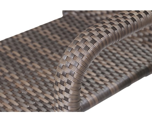 Vue détaillée d''une chaise de jardin avec motif en rotin