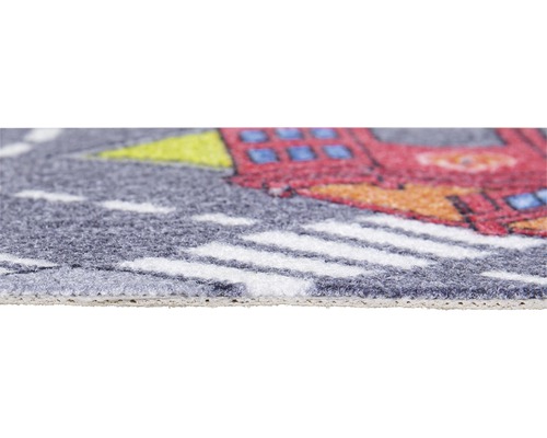 Detailansicht eines Spielteppichs mit Strassenmotiv und Fahrzeugen