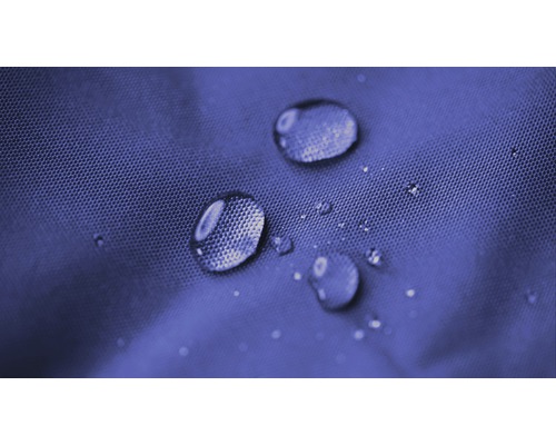 Nahaufnahme von Wassertropfen auf wasserabweisendem Stoff