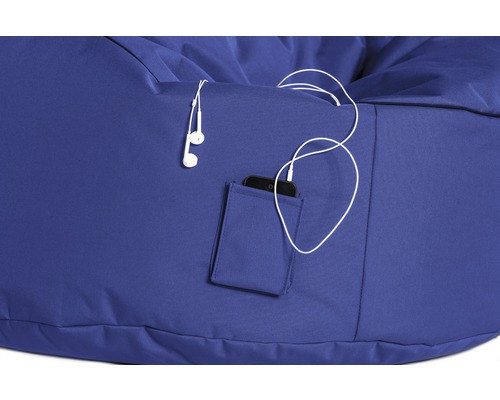 Detailaufnahme eines blauen Sitzsacks mit Tasche, in der sich ein Mobiltelefon befindet und Kopfhörer herausragen.