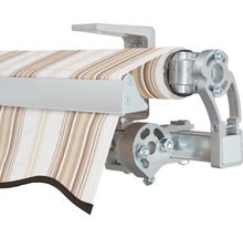 Vue détaillée d''un store banne avec tissu rayé et structure de couleur argent