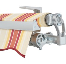 Vue détaillée d''un store banne avec tissu rayé et cadre en aluminium