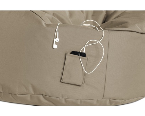 Detailansicht eines Sitzsacks mit Handytasche und Kopfhörern.