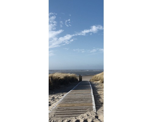 Passerelle en bois menant à la plage avec dune et vue sur la mer