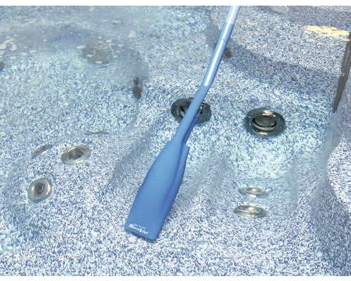 Nettoyeur de spa dans un jacuzzi pour nettoyer le bassin