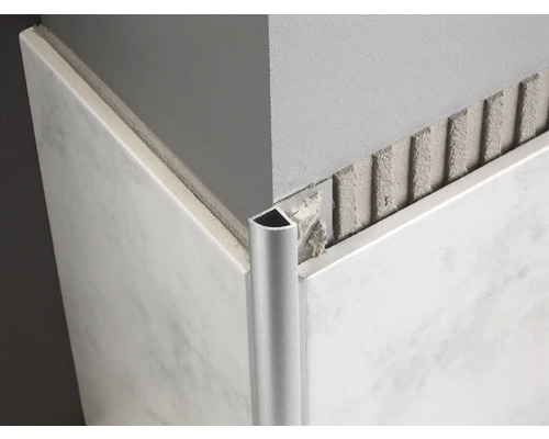 Vue en angle d''un profilé de carrelage installé