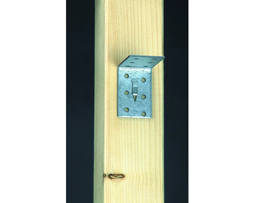 Connecteur d''angle en métal fixé sur un poteau en bois