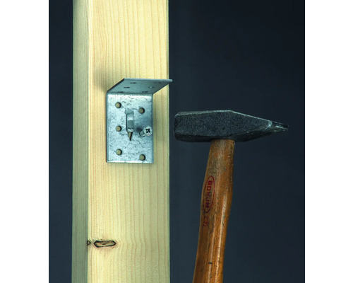 Connecteur d''angle avec vis monté sur bois, à côté d''un marteau