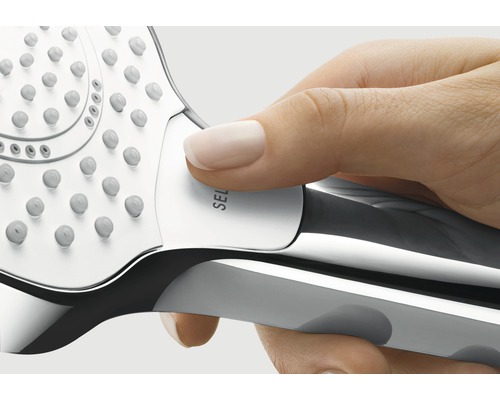 Hand die eine Duschbrause mit Strahlarten-Wahlschalter bedient.