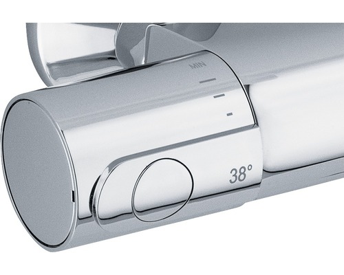 Nahaufnahme eines Wasserhahnthermostats mit Temperatureinstellung