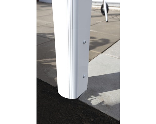 Vue détaillée d''un poteau blanc avec des vis de fixation