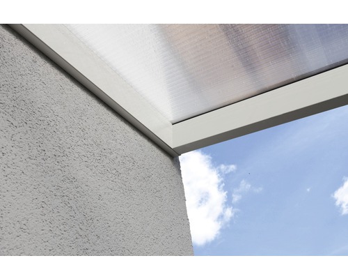Vue détaillée d''un toit de terrasse avec des plaques en plastique transparentes et un cadre