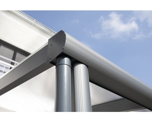 Detailansicht einer Terrassenüberdachung mit Aluminiumrahmen und runden Pfosten