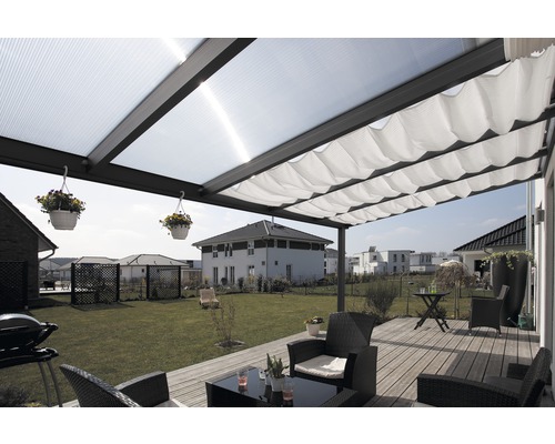 Terrasse mit Überdachung, Gartenmöbeln und Blick in den Garten