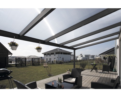 Terrasse mit Terrassenüberdachung und Gartenmöbeln