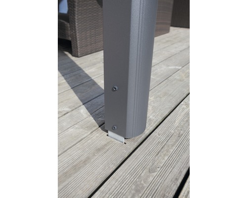 Detailansicht einer Terrassenüberdachung mit Stützpfosten auf Holzdeck