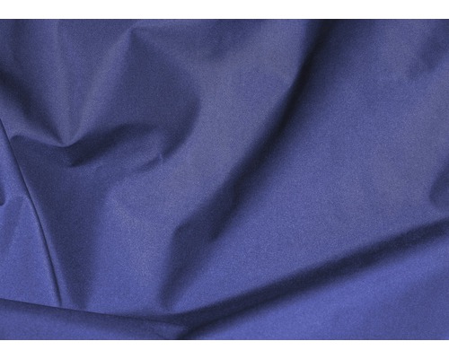 Nahaufnahme eines blauen Stoffbezugs mit Falten