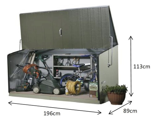 "Geöffnete Gerätebox mit Gartengeräten und Werkzeugen
