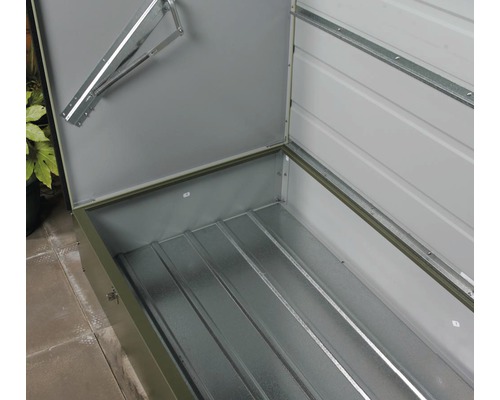 Geöffneter Geräteschrank aus Metall mit geripptem Boden