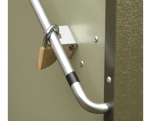 Metallstange mit Vorhängeschloss an einer Tür befestigt