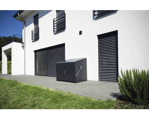 Metall Gerätebox vor einem Wohnhaus mit Rollläden.