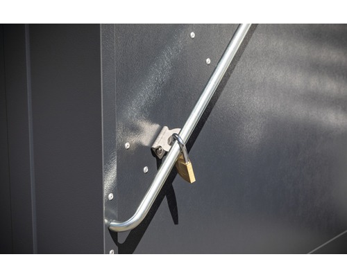 Detailansicht einer grauen Tür mit einem Metallriegel und einem Vorhängeschloss.