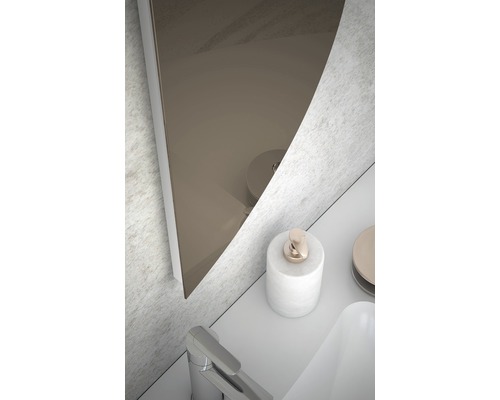 Vue détaillée d''une salle de bains avec miroir, robinet de lavabo et distributeur de savon