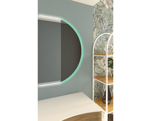 Gros plan d''une salle de bain avec un miroir éclairé, une étagère et des murs décorés