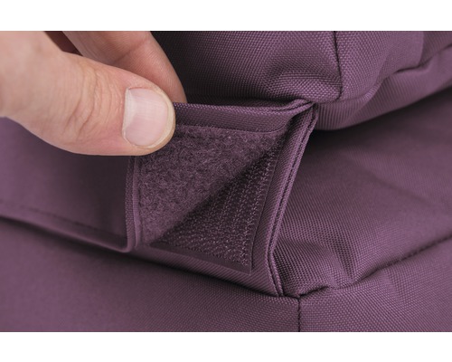 Gros plan d''un coussin de mobilier de jardin violet avec fermeture velcro