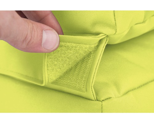 Gros plan d''un coussin d''extérieur vert avec fermeture velcro