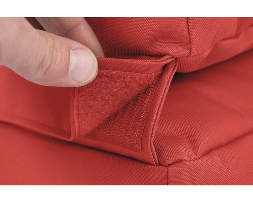 Nahaufnahme eines roten Sitzkissens mit Klettverschluss zur Befestigung