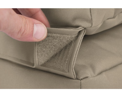 Nahaufnahme eines Gartenmöbelkissens mit Klettverschluss