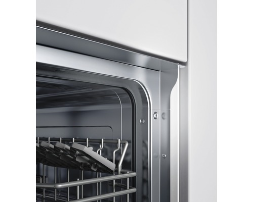 Detailansicht eines Geschirrspülers mit Geschirrkorb und Besteck