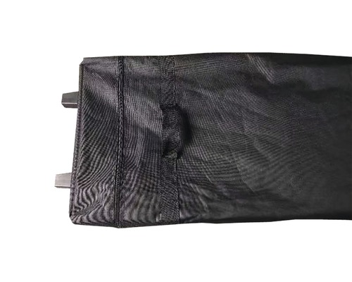 Vue détaillée d''une housse de protection noire.